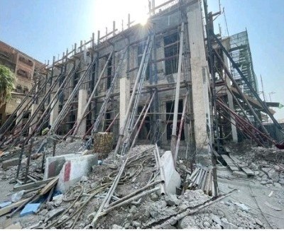أعمال السقالات والدعامات المعدنية حول المبنى التاريخي في جدة التاريخية